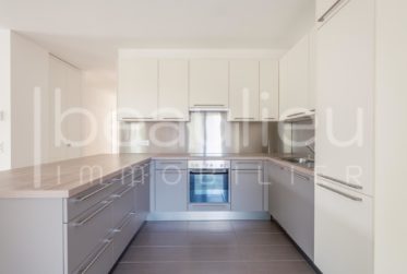 Bel appartement d'angle avec balcon et parc résidentiel