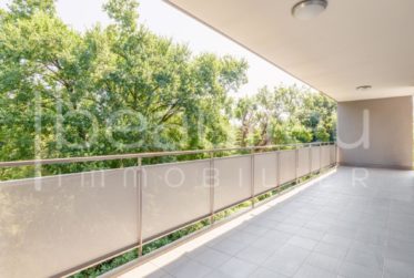 Bel appartement d'angle avec balcon et parc résidentiel