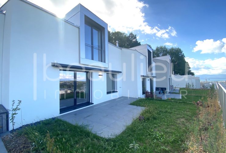 Spacieuse villa contemporaine avec vue lac