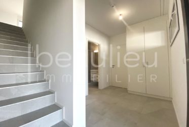 Spacieuse villa contemporaine avec vue lac