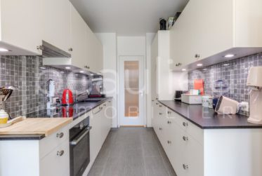 Appartement rénové, avec loggia et vue dégagée