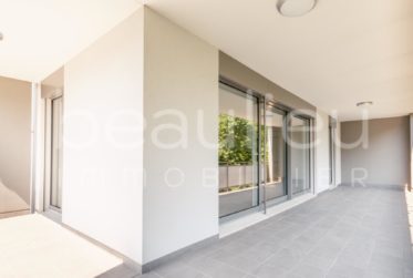 Bel appartement d'angle avec balcon et parc résidentiel